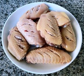 处理好的鸡翅沥干水份备用