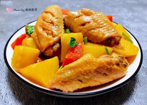 香浓可口的土豆胡萝卜炖鸡翅装入盘中就大功告成了