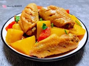 香浓可口的土豆胡萝卜炖鸡翅装入盘中就大功告成了