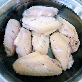 
焯好水的鸡翅立即放入冷水中过凉冲洗干净