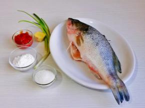 准备食材，鲈鱼清洗干净。