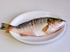 鱼身用刀划花刀，用厨房用纸擦干装盘。