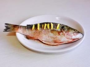 放上切好的姜丝，鱼肚子里也放一些，腌制10分钟。