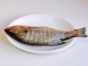 腌制好后把装鱼的盘子擦干。