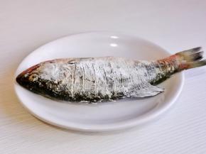 两面均匀的拍上淀粉。