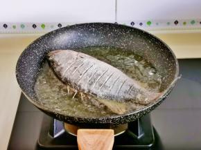 再把整条鱼全部放入锅中。