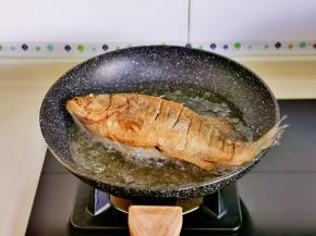 中小火炸至两面金黄捞出。（鱼尾巴可以剪下来，做好后再摆上，这样比较好看）