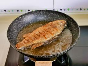 油温再次升高时，放入鲈鱼复炸，两面各炸40秒即可。