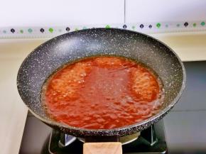 倒入锅中小火烧沸。