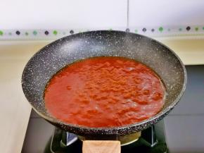 倒入水淀粉，一边用铲子搅拌，浓稠后关火。