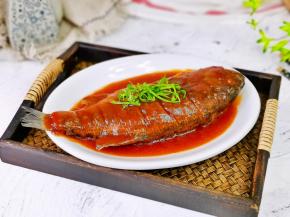 把鱼尾巴摆上，糖醋汁淋在鲈鱼上，撒上葱丝就好啦！