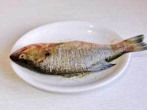 撒上盐，料酒，胡椒粉涂抹均匀，包括鱼肚子里。