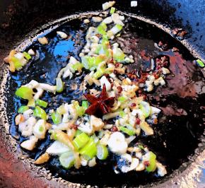 锅中倒入底油加热放入花椒和八角炸香再放入葱姜蒜爆香