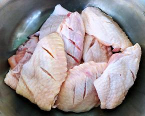 鸡翅反正面割几刀这样易入味切记不要割断
