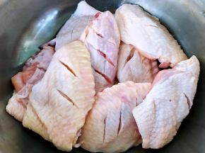 鸡翅反正面割几刀这样易入味切记不要割断
