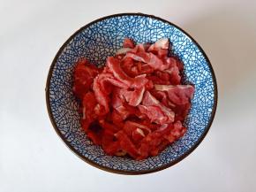 把切好的牛肉放入碗里。
