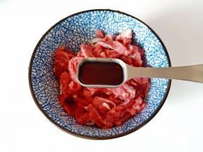 加上蚝油一勺。