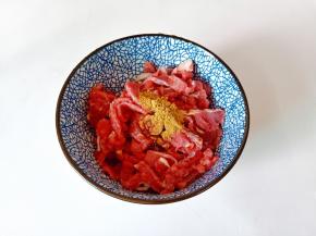 放上少许的五香粉。