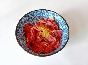 放上少许的五香粉。