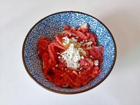 加上淀粉搅拌均匀，最后加一点芝麻油拌匀腌制十分钟。