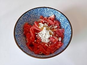 加上淀粉搅拌均匀，最后加一点芝麻油拌匀腌制十分钟。