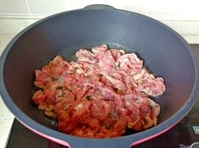 锅里放适量的食用油，油热放入牛肉丝爆炒。