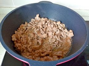 爆炒至牛肉丝变色，放入蒜泥炒香。