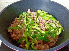 再加入切好的泡椒丝翻炒。