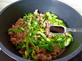 加生抽一勺调味。