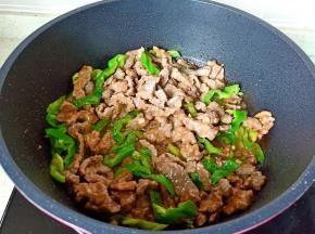 加一点细盐，翻炒至泡椒断生即可出锅。