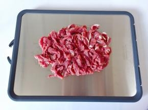 牛肉顺着纹路横着切成细丝。