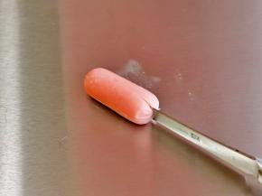 香肠头部竖切一刀，再横切一刀。尾部同样切出十字花刀。