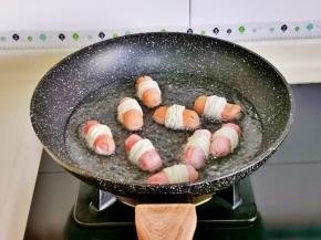 起油锅，油温6成热下入缠好面条的香肠。