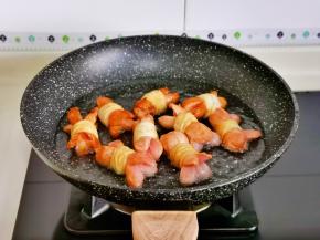 中小火炸至香肠头尾部开花捞出控油。