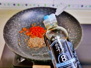 加入酱油翻炒均匀。