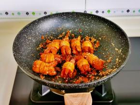 倒入炸好的香肠，撒上椒盐粉翻炒1分钟关火。