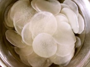 腌制好的白萝卜片放入清水中冲洗干净备用