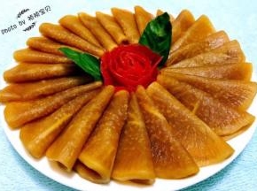 削好的西红柿皮摆成一个花朵状放入盘中间再用绿叶做装饰就大功告成了