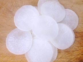 白萝卜洗净沥干水份切成薄片