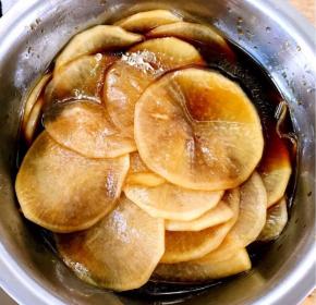 调味料拌匀盖上保鲜膜放入冰箱冷藏六小时