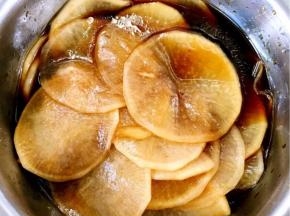 调味料拌匀盖上保鲜膜放入冰箱冷藏六小时