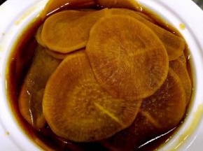 腌制入味的白萝卜刚从冰箱取出打开保鲜膜就闻到香浓的味道