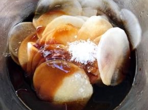 沥干水份的白萝卜片放入容器中再放入调味料一品鲜酱油、蚝油、糖、涝汁、醋、味精、麻油、辣椒油