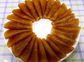 白萝卜片对折一下依次摆入盘中