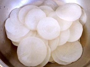 白萝卜片放入容器中撒上盐腌制二十分钟