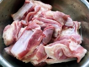 新鲜的羊排剁成大块在清水中浸泡半小时后洗净沥干水份