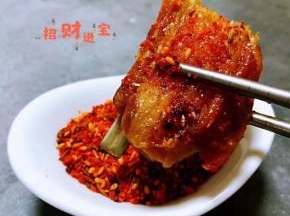 羊排蘸着烧烤干料吃那就是完美