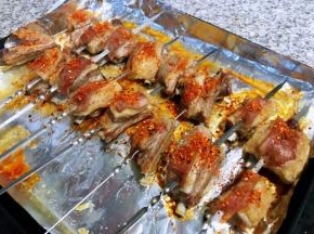 取出羊排撒上烧烤料烧烤料是买调料已经调好的特别方便