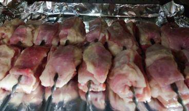 烤盘铺上锡纸摆上羊排放入烤箱上下火200度烤二十分钟