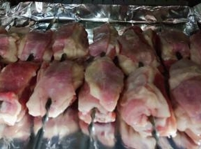 烤盘铺上锡纸摆上羊排放入烤箱上下火200度烤二十分钟